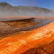 Una de las calderas de aguas termales de Yellowstone (lo naranja es lodo, no lava). Foto: pwkpwkpwk / Fickr